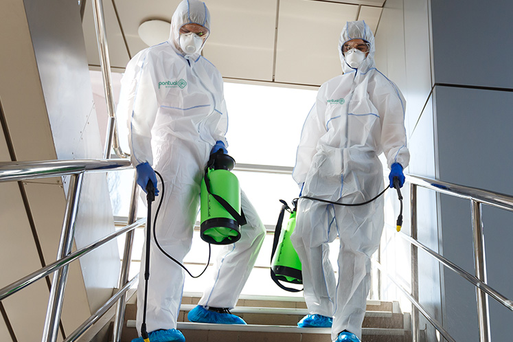 Desinfecção Condominial Profissionais Realizando a Desinfecção de um Ambiente
